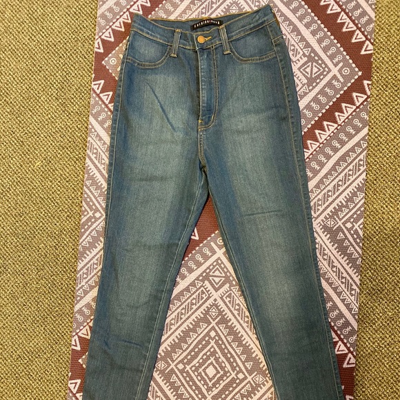 Fashionnova High Waisted Jeans - Picture 2 of 3